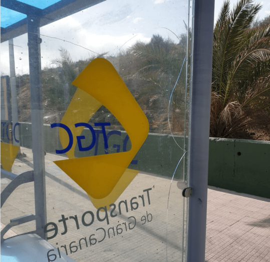 Imagen de la marquesina dañada en Manuel Alemán Álamo (Foto TA)